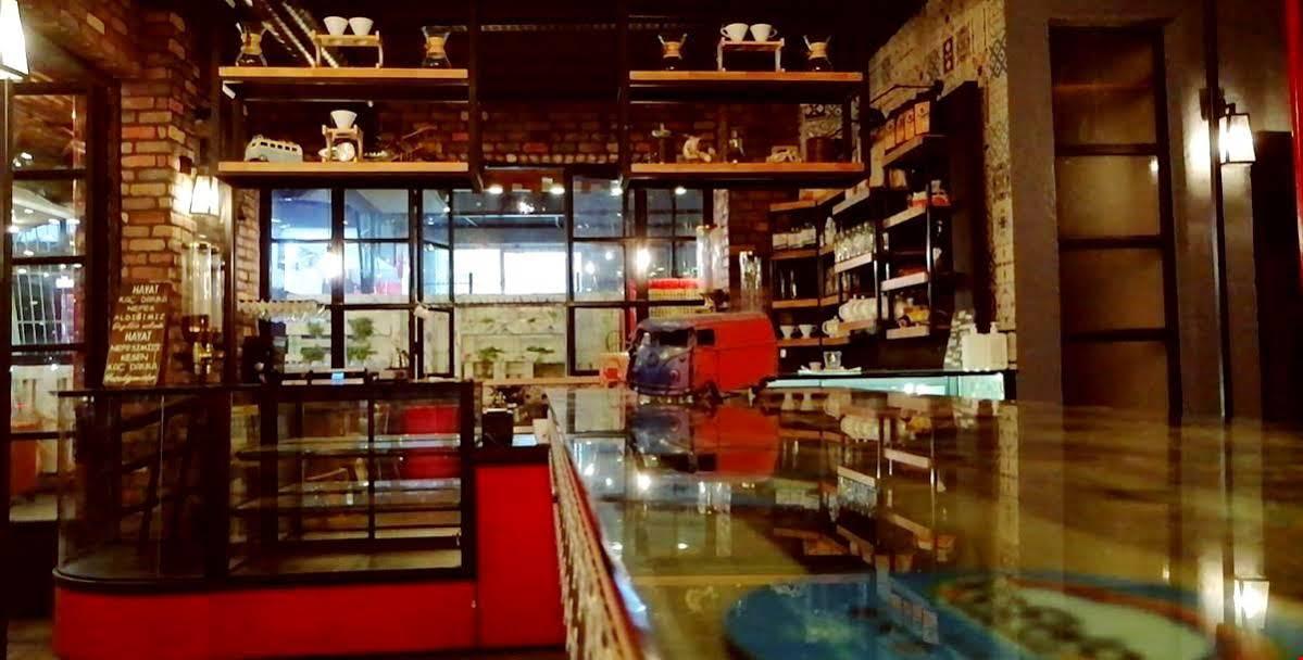 Voswos Garage Coffee Hotel Анталия Екстериор снимка